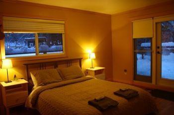 Basecamp Cabin By Revelstoke Vacations Hotel ภายนอก รูปภาพ